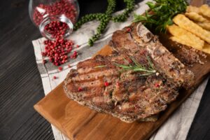 bistec-carne-papas-fritas-pimienta-roja_1150-18491