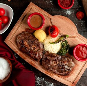 carne-res-asada-cortada-salsa-seleccion-2_140725-1844