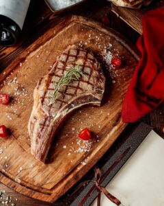 filete-frito-procesado-especias-tabla-madera_140725-3266