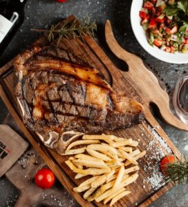 filete-servido-papas-fritas-ensalada_140725-3180