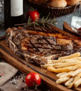 filete-servido-papas-fritas-tomates_140725-3181