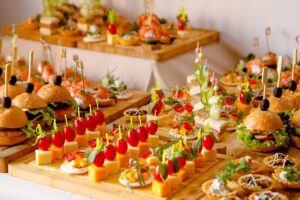 mesa-buffet-aperitivos-hamburguesas-quesos-etc_140725-9343